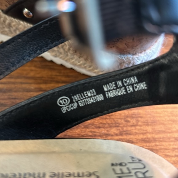 Ladies sandals with buckle closure. - Picture 3 of 3